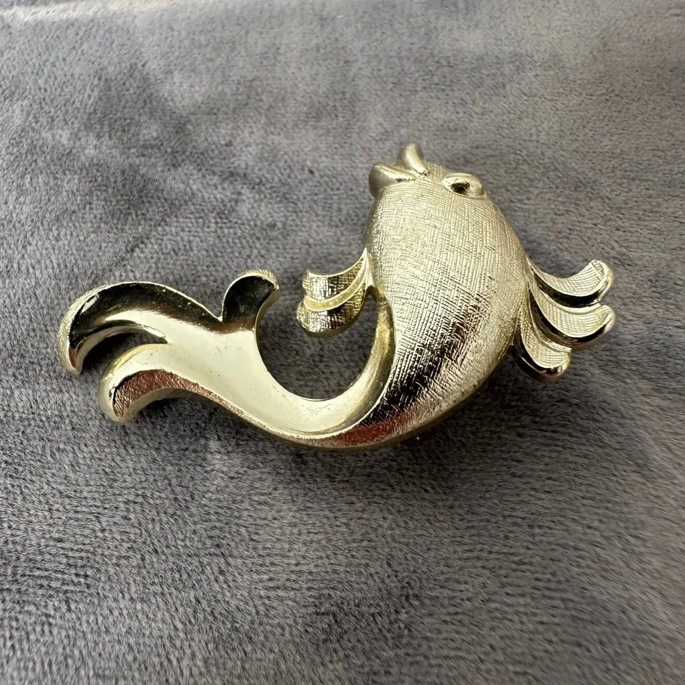 Vintage Silver Tone‎ Textured Fish Brooch Pin Marked Globus Foreign West Germany